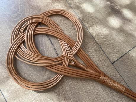 Prútený trepák na koberce, 