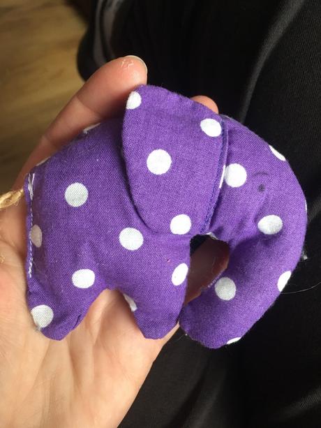 Malý látkový sloník z jarmoku a kinder,