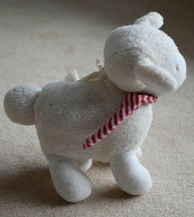 Hracia biela plyšová ovečka,