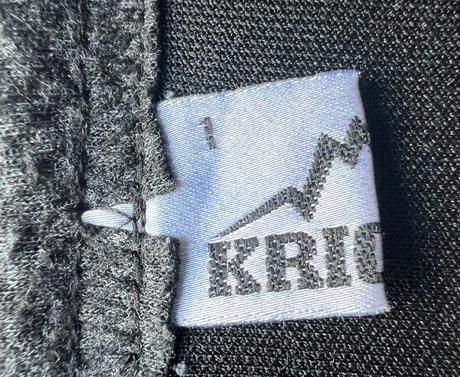 Dámska zimná sukňa mierne pod kolená, s