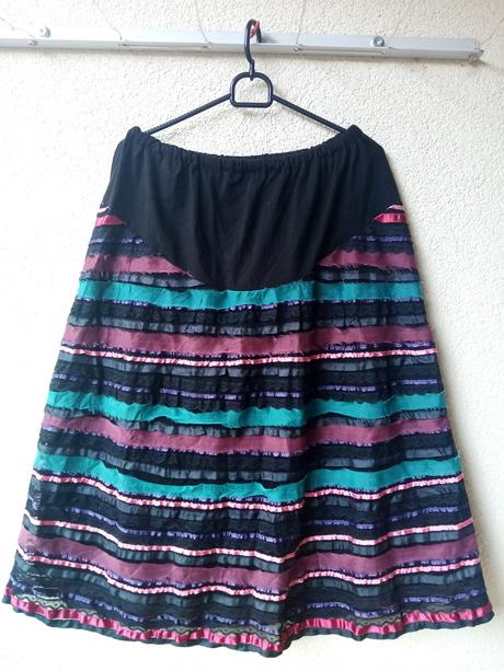 Širšia sukňa s ozdobnými stužkami, m