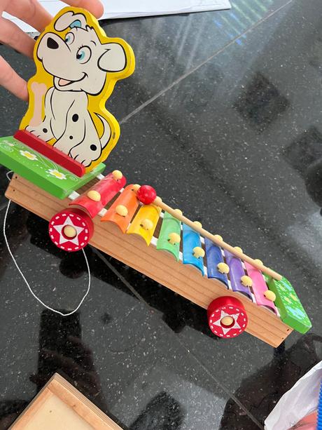 Drevený xylofón na kolieskach,
