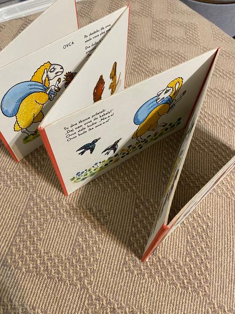 Krásne staré skladacie retro leporelo skúpy macko,