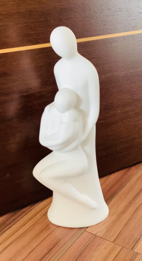 Krasna moderna socha 47 cm,