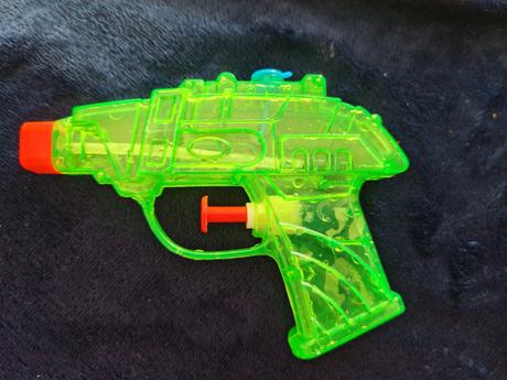 Striekacia pištoľka cca 10-15 cm, 