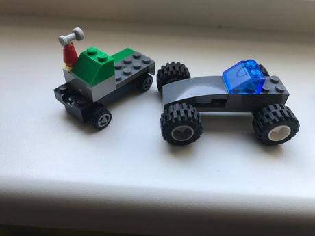 Lego- 2 auticka + 2 panaciky,