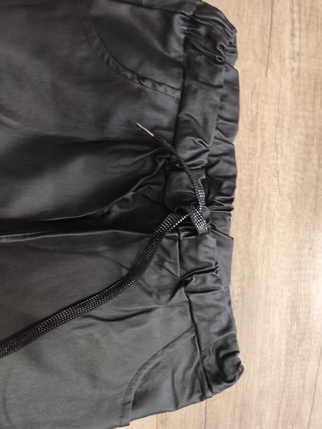 Koženkova sukna, 44