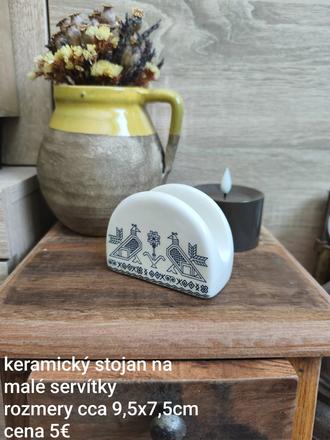 Keramický stojan na malé servítky,