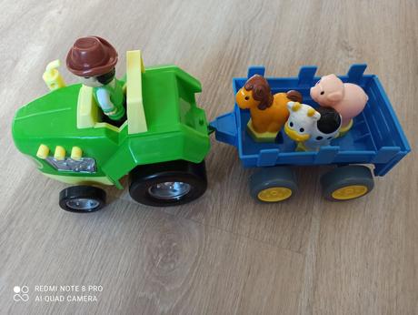 Hračka traktor s vleckou,