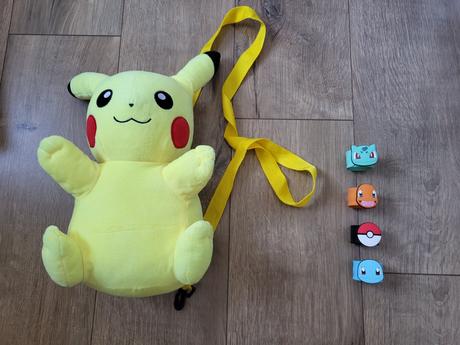 Pokemon pikachu ruksak a naramky potrebne vyprat,