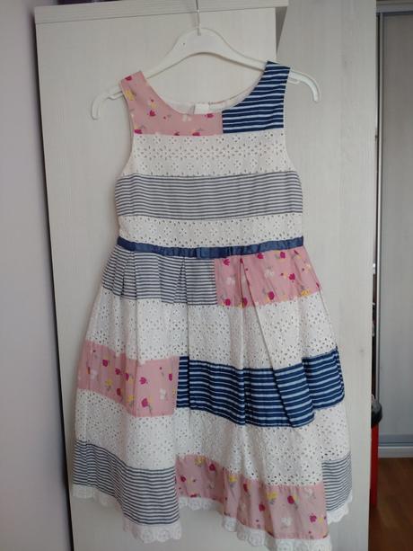 Dievčenské šaty, 122