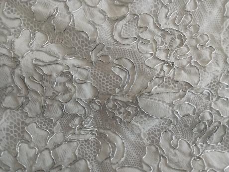 Biele saténové šaty, 38