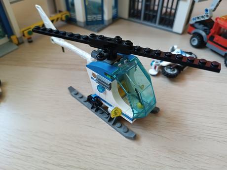 Lego city 60141 policajná stanica,