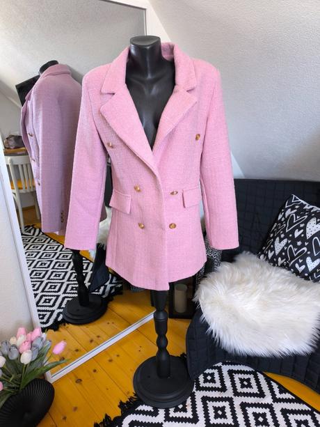 Ružové hrubšie sako so zlatými gombíkmi, s