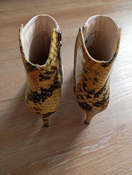 Extravagantné topánky, 36