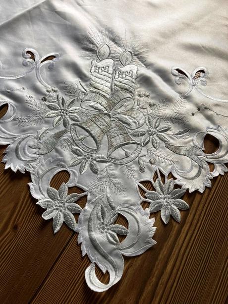 Vianočný obrus - sivé vyšívané sviece, 