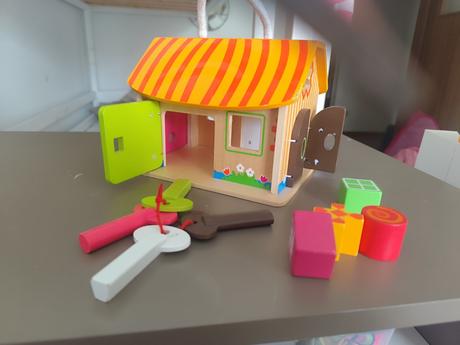 Drevený domček-vkladačka, 