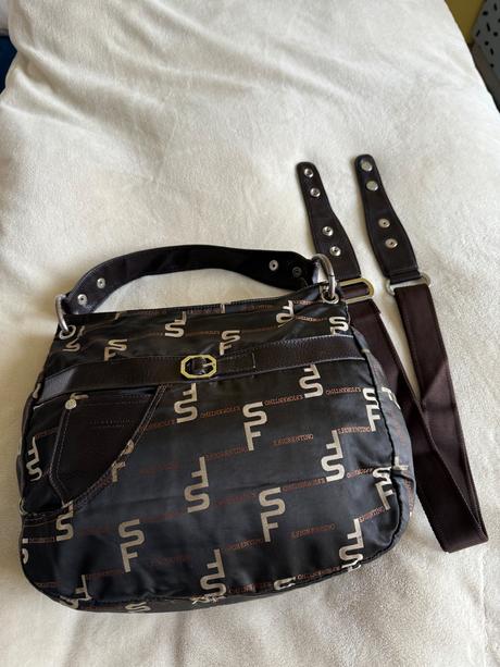 Hnedá kabelka s popisom, 