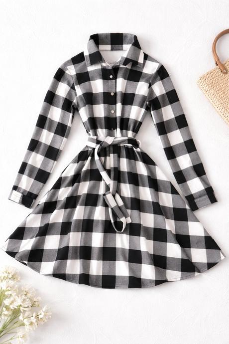 Čierno-biele kárované šaty s opaskom, s