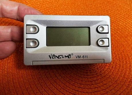 Mini budík s kalendárom, 