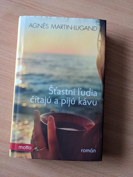 Šťastní ľudia, čítajú a pijú kávu, 