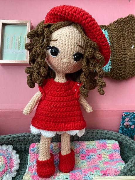 Háčkovaná bábika v kufríkovom domčeku, 