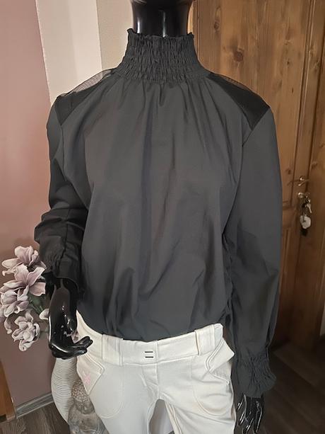 Čierna blúzka so stojačikom a s tylom na pleciach, m