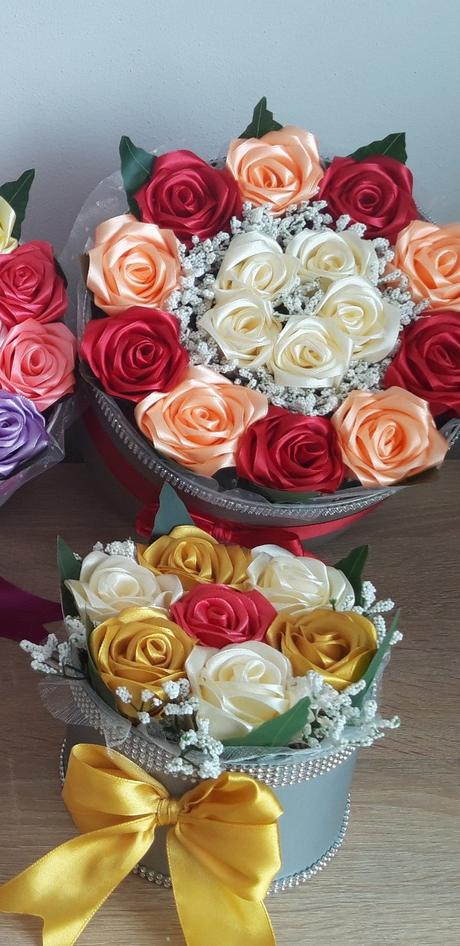 Boxíky plné saténových ruží, 