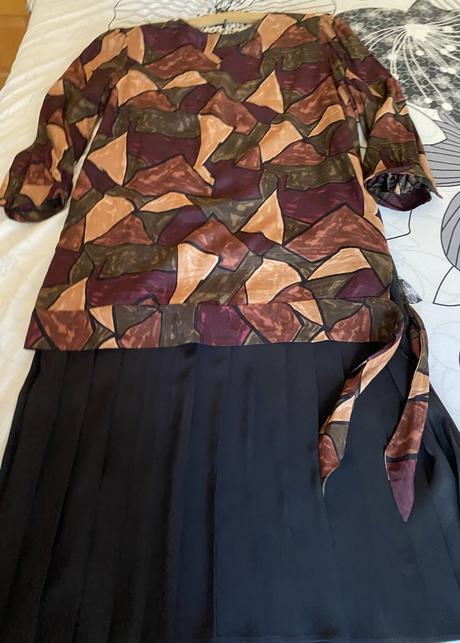 Kvalitné podšité šaty s plisovanou sukňou v. 48, 48