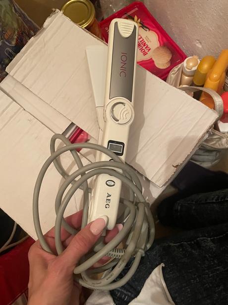 Profesionálna žehlička na vlasy aeg,