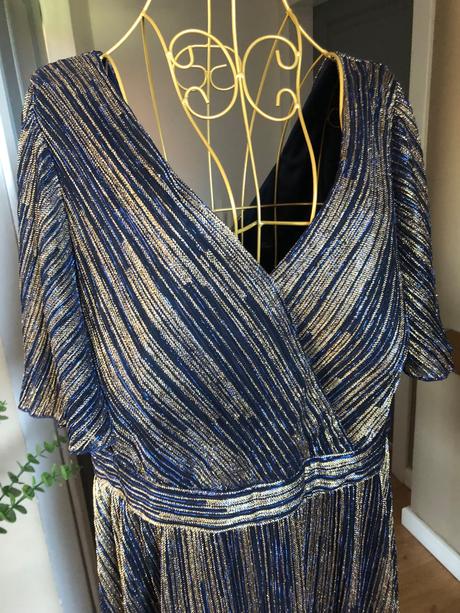 Tmavomodré šaty so zlatými detailami, 48