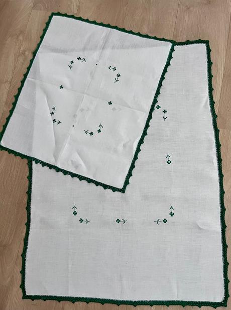 2 ručne vyšívané obrusy, 