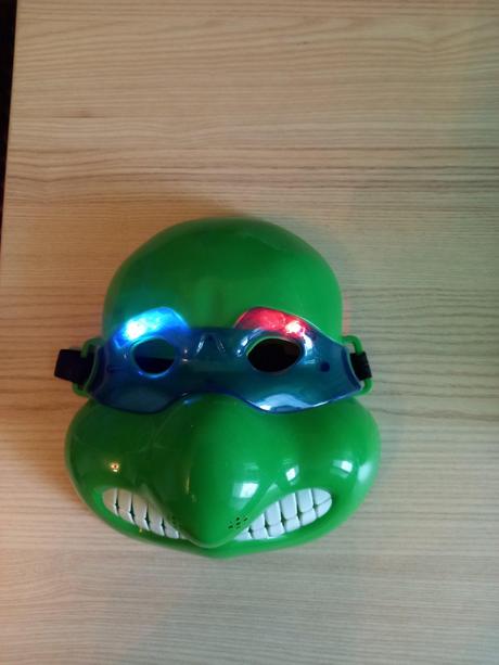 Svietiaca ninja maskana tvar,
