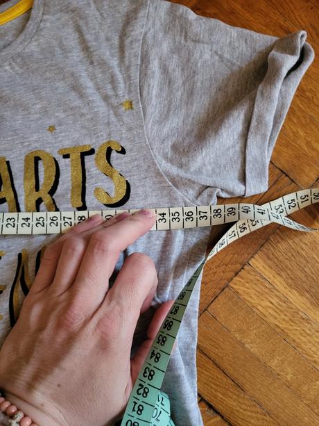 Šaty  + doporučené poštovné, 146