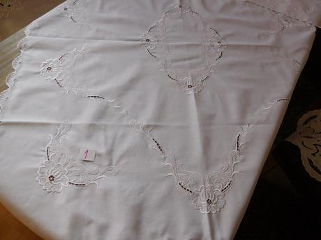 Obrus biely vyšívaný na stroji/menšie ručne vyšité,