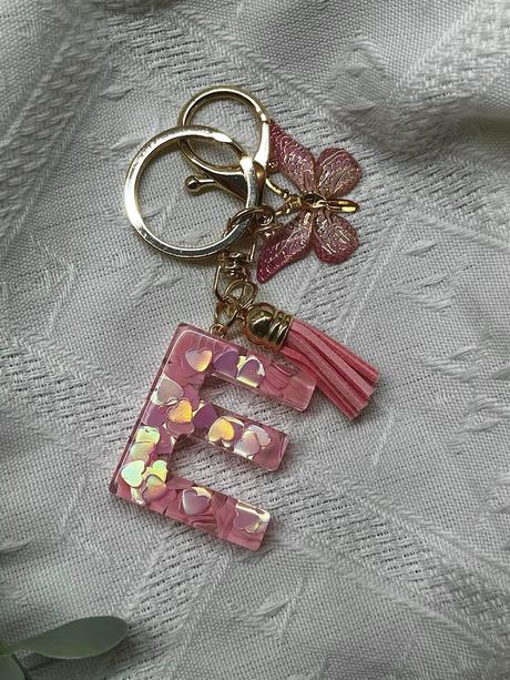 Ručne vyrobené živicové kľúčenky, 