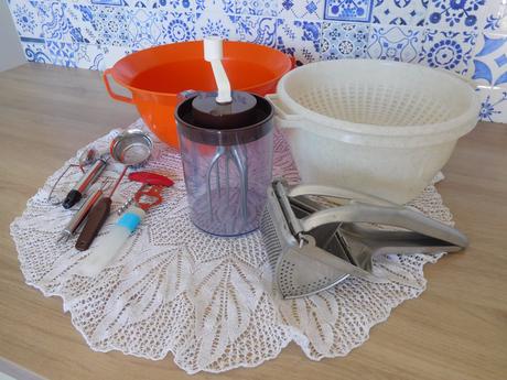 Ručný šľahač, plastové nadoby do kuchyne,, 