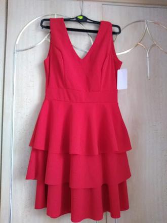 Červene šaty uni, 