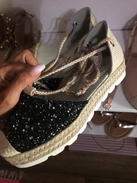 Béžovo čierne esperaldiky, 39