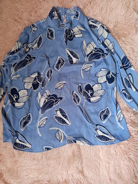 Bledomodra bluzka, 48