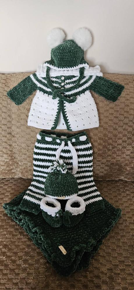 Predám handmade hačkované čiapky, deky, oblečenie, <50