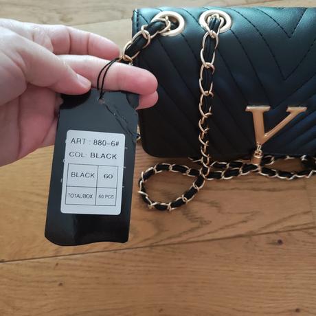 Prešívaná kabelka s retiazkovým ramienkom,