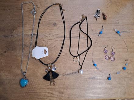 Náhrdelníky a náušnice,