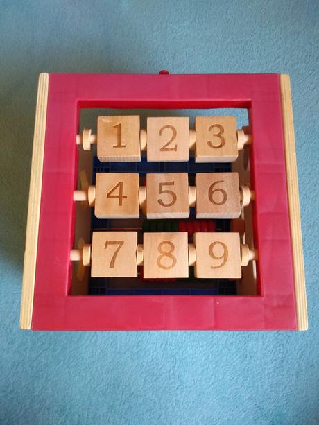 Drevená interaktívna kocka, 