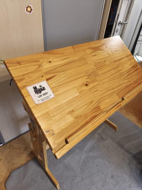 Rastúci písací stôl pre deti masív borovica, 