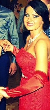 Nadherne krajkove spolocenske saty, 36