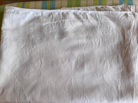 Darujem biely damaškový obrus, 