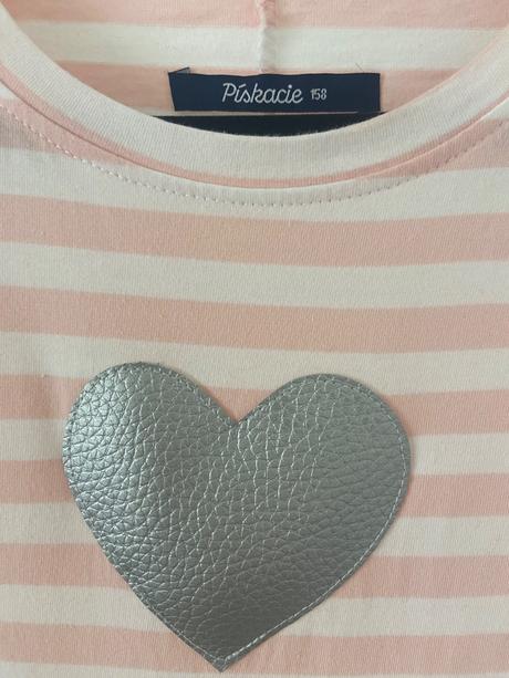 Pískacie šaty, 158