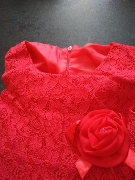Červené šaty s ružou, 86