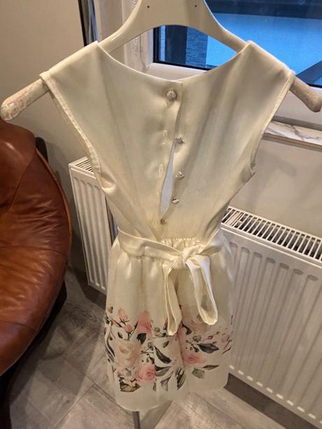 Šaty raz oblečené, 128